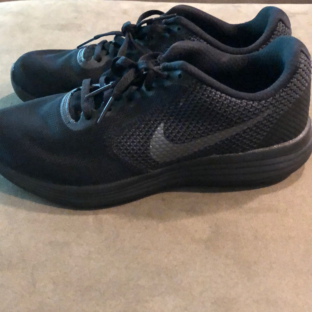 Nike revolution 3